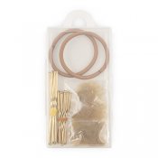 Blont hårkit med svarta hårsnoddar, hårnålar och håtnät.