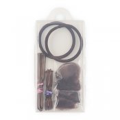 Brunt hårkit med svarta hårsnoddar, hårnålar och håtnät.