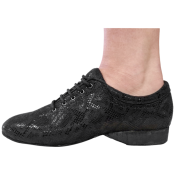 Svarta damskor till dam, dansskor med låg klack. Svart mönstrade till bugg.