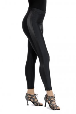 Svarta leggings med skinnliknande detajer längs med sidan på benen.